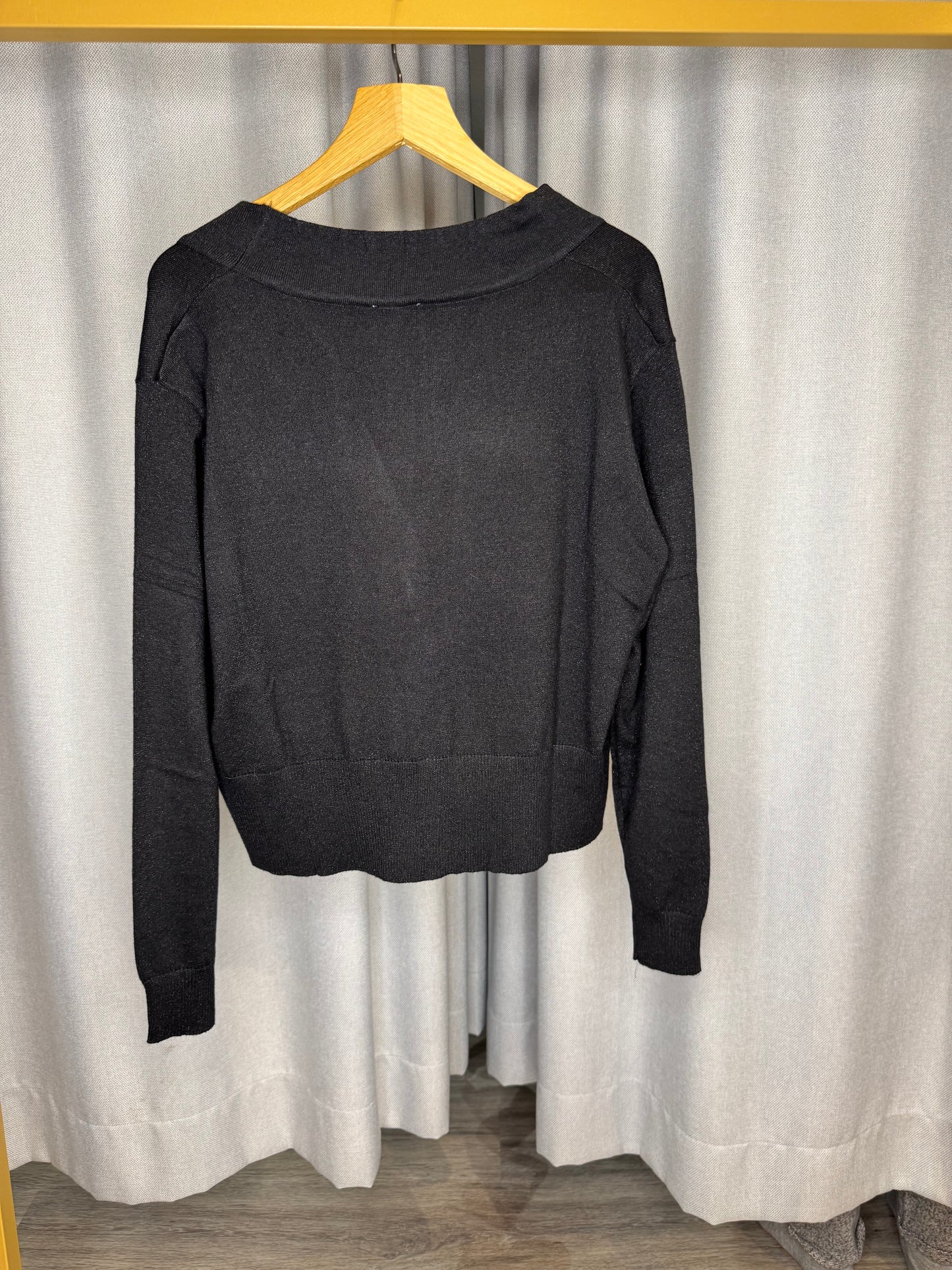 Anonyme schwarze Glitzerstrickjacke