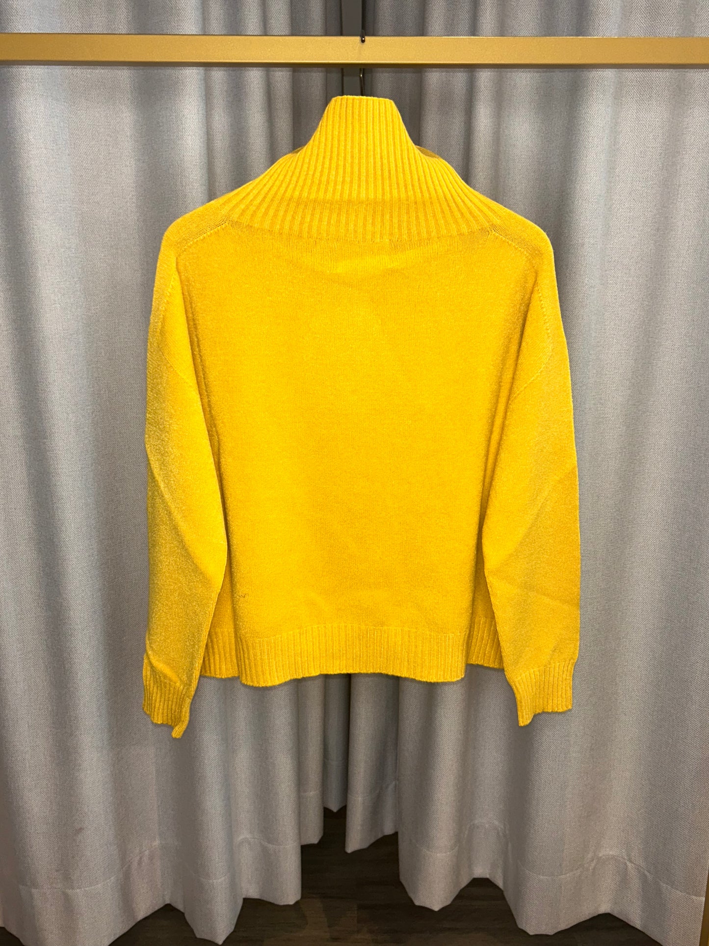 Vicario Cinque gelber Rollkragenpullover