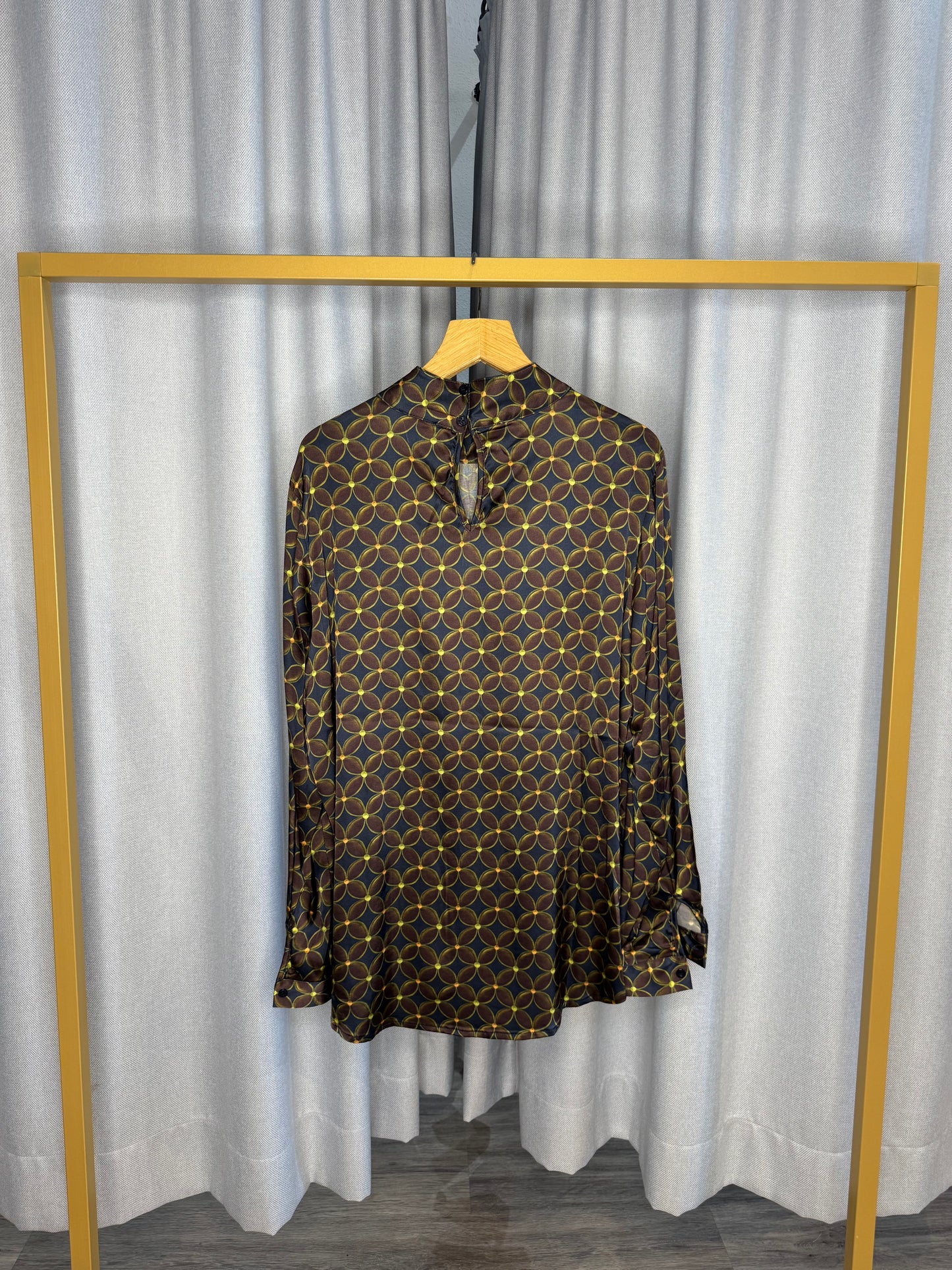 Anonyme braune Blumenbluse