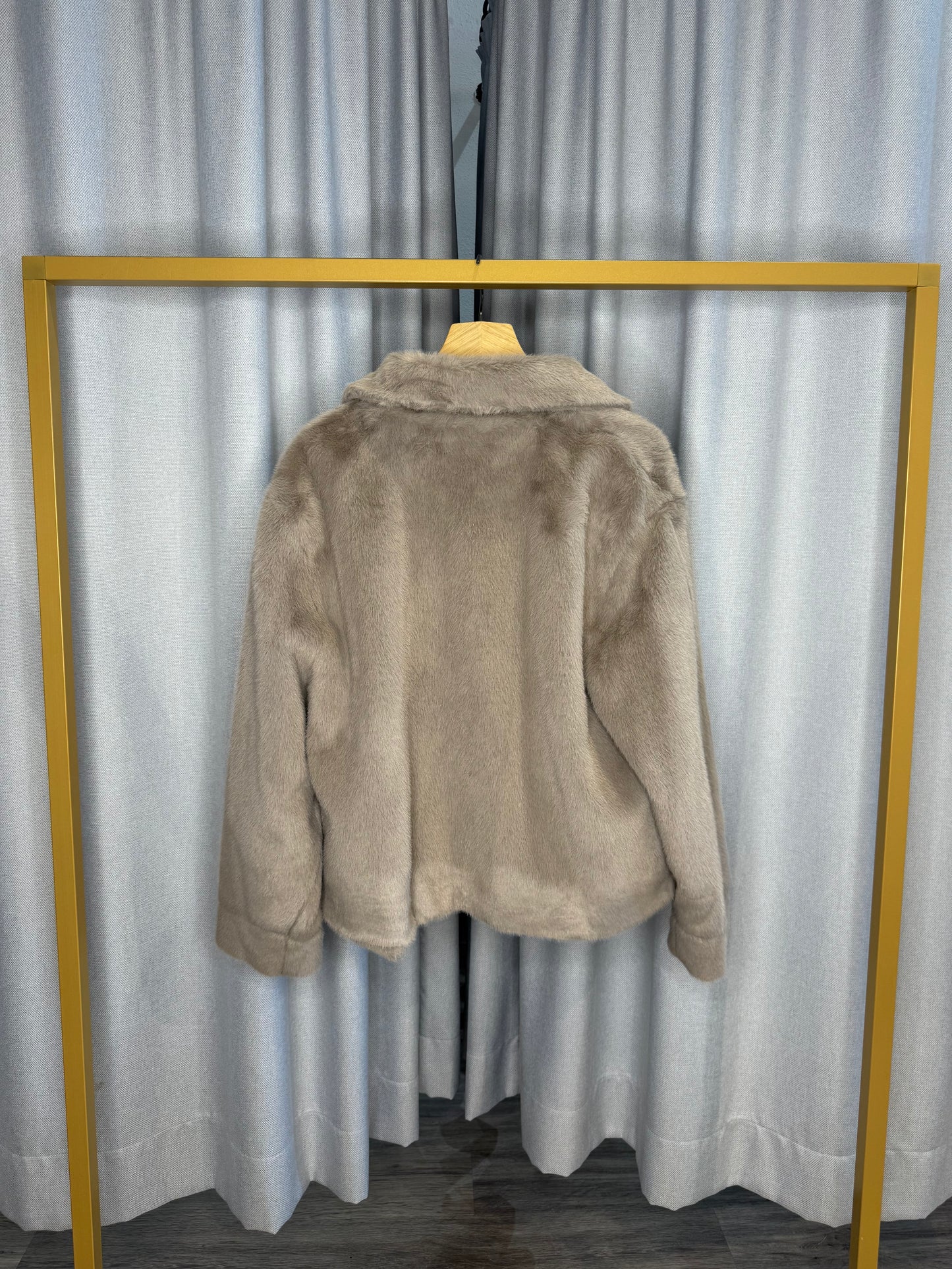 Anonyme Felljacke in beige
