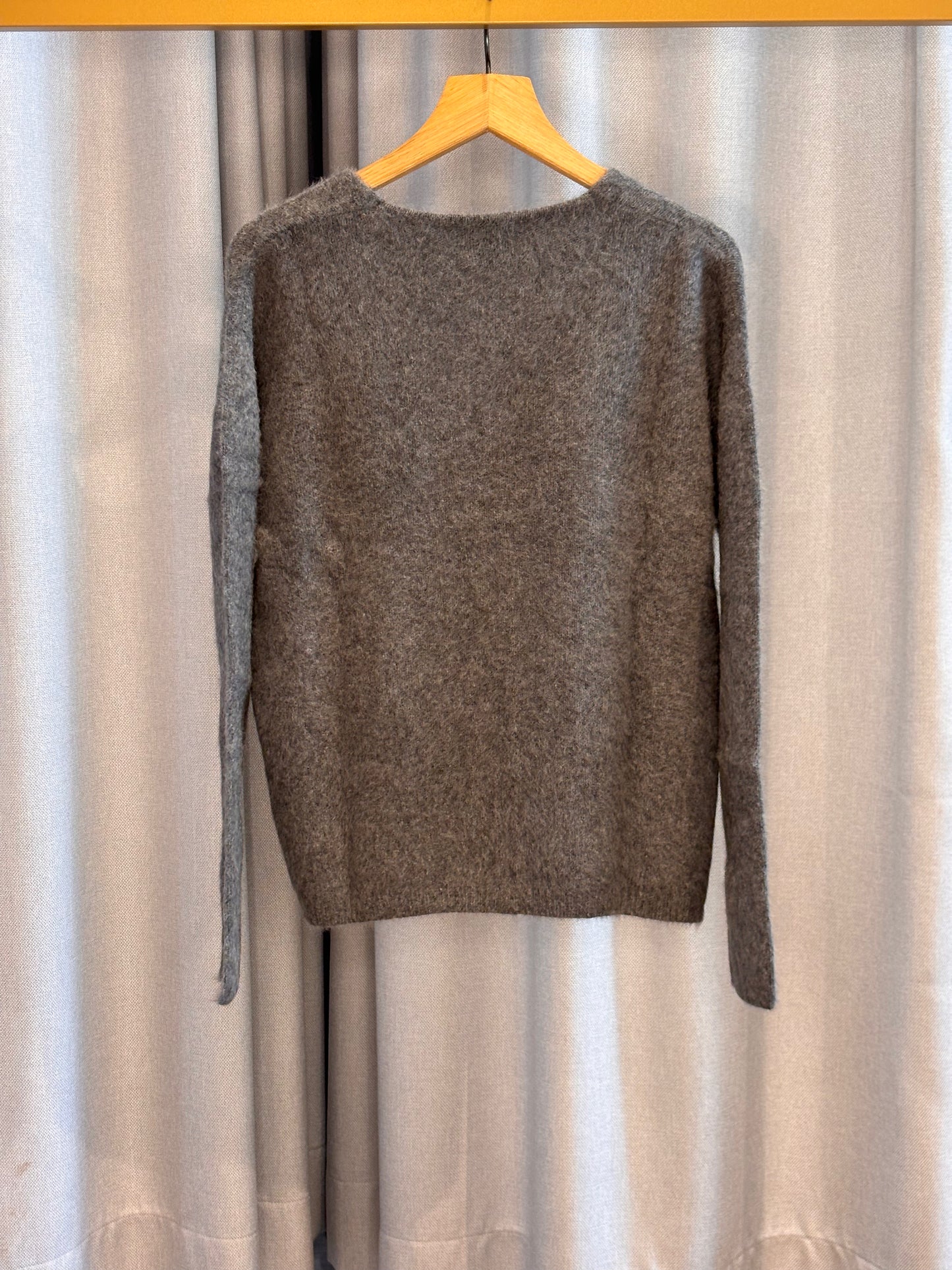 Universel graue Wollstrickjacke