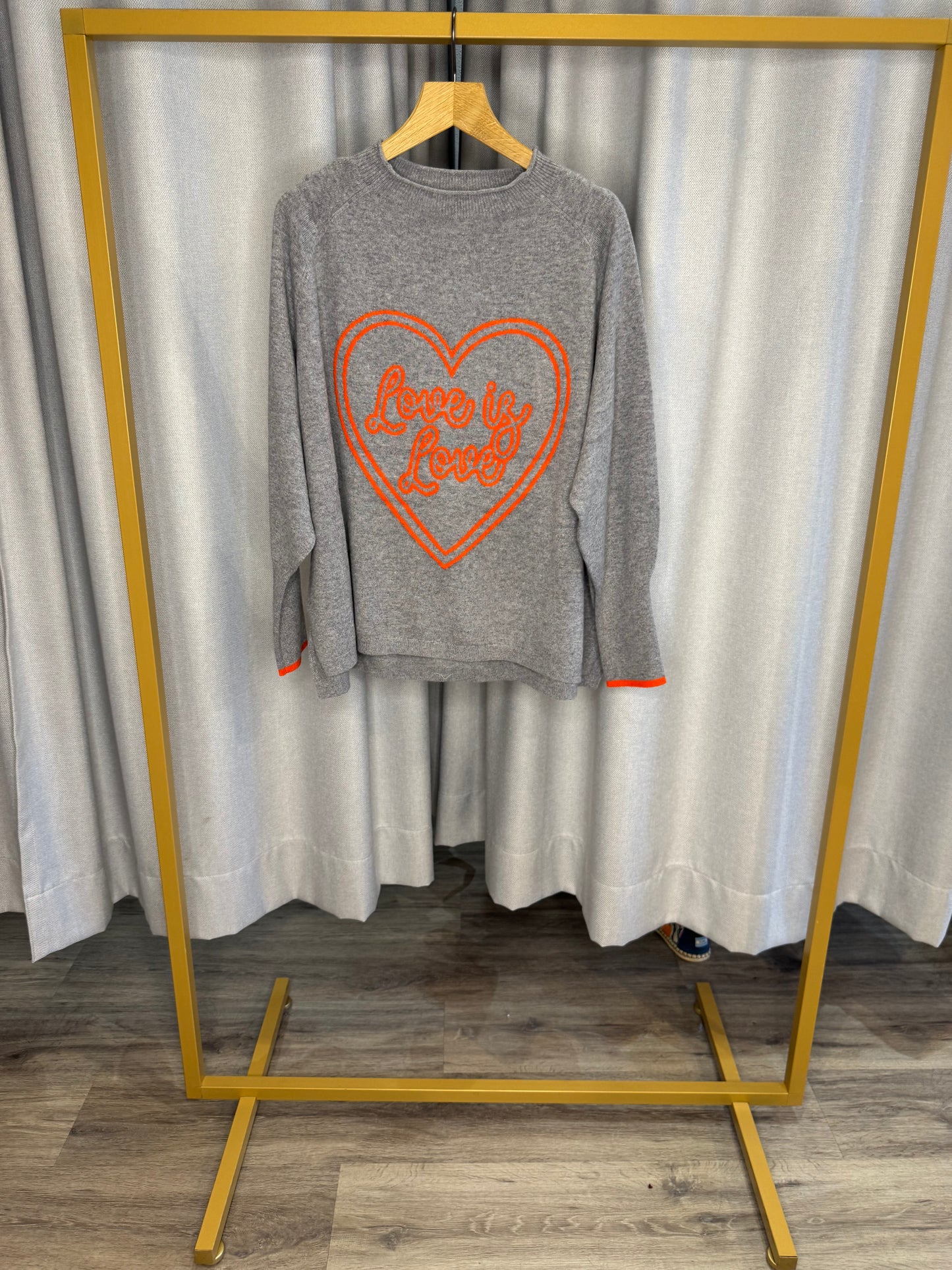The Shirt Project grauer Love Pullover