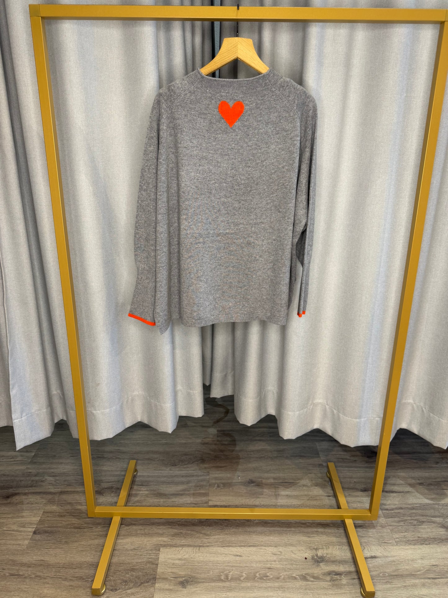 The Shirt Project grauer Love Pullover