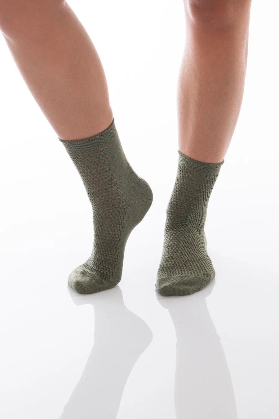 Dailysocks Socken olive mit feiner Lochstrucktur