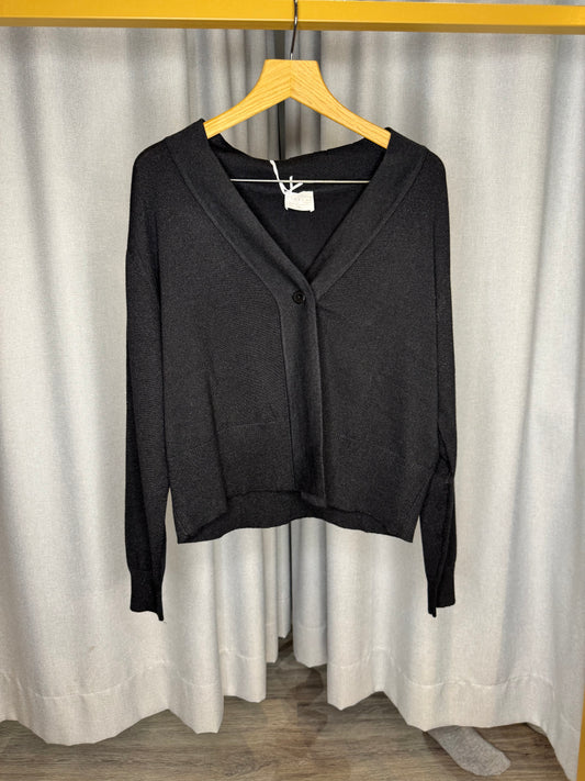 Anonyme schwarze Glitzerstrickjacke