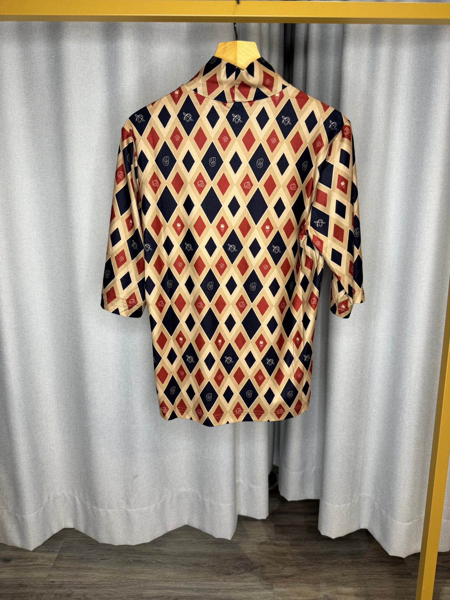 Anonyme braunes Shirt