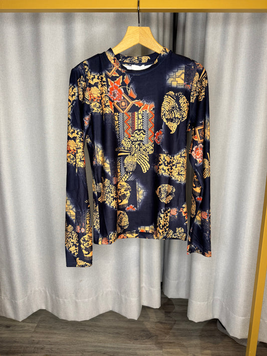 Anonyme dunkelblaues Shirt mit langem Arm
