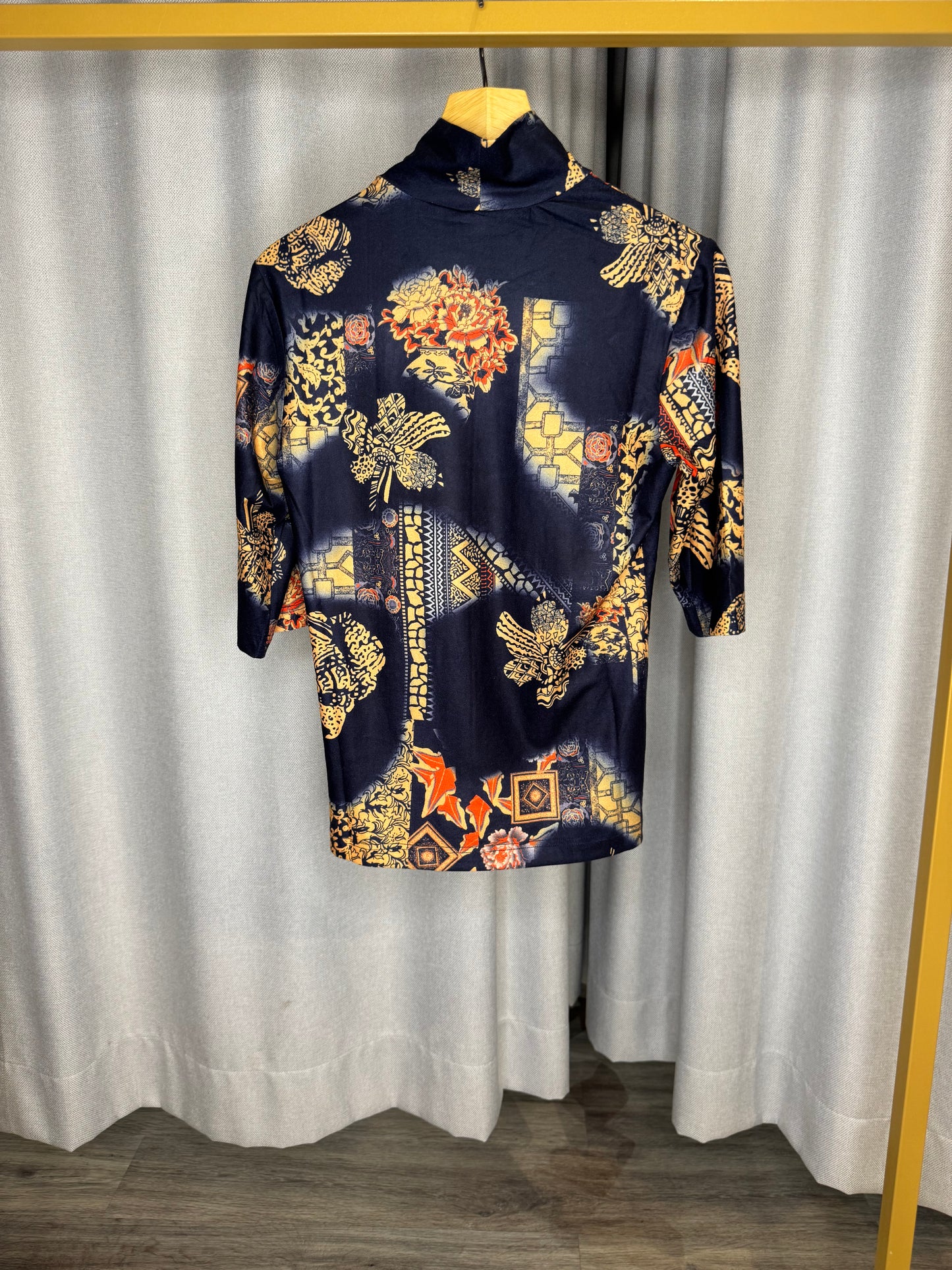 Anonyme dunkelblaues Shirt kurz Arm