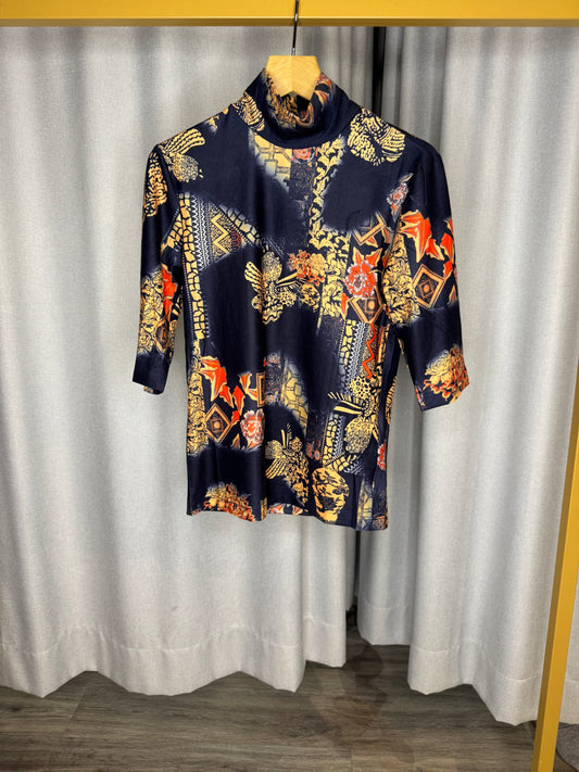 Anonyme dunkelblaues Shirt kurz Arm