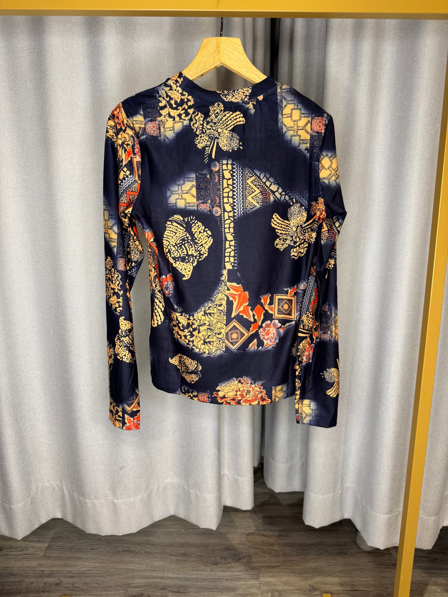 Anonyme dunkelblaues Shirt mit langem Arm