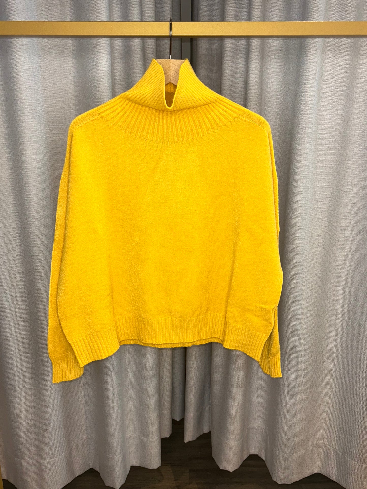 Vicario Cinque gelber Rollkragenpullover