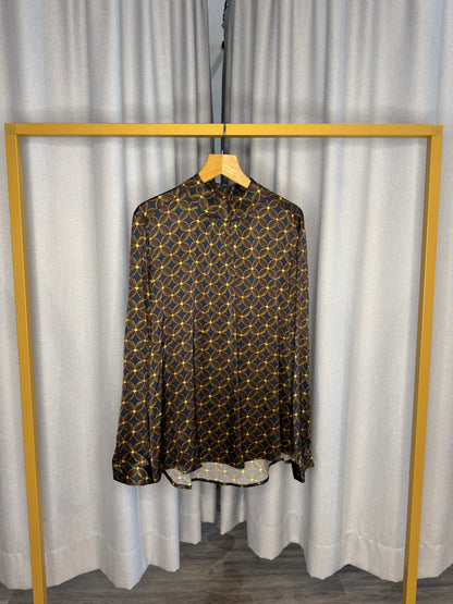 Anonyme braune Blumenbluse