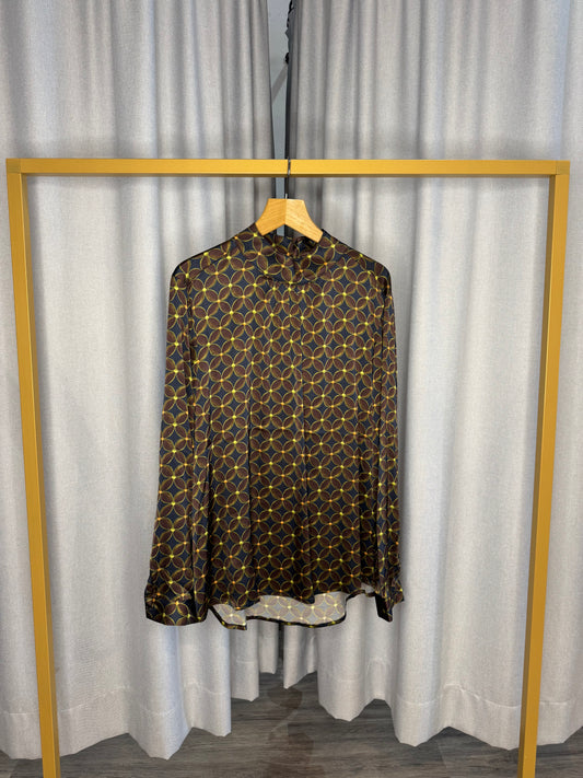 Anonyme braune Blumenbluse
