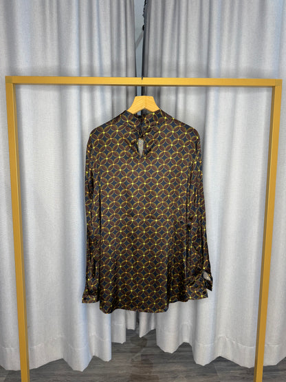 Anonyme braune Blumenbluse