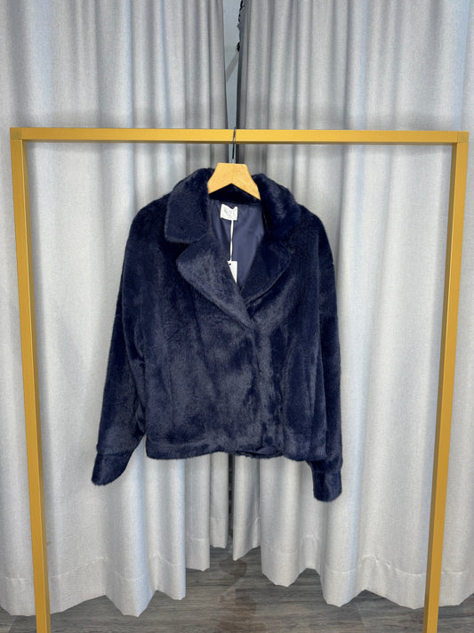 Anonyme Felljacke in blau