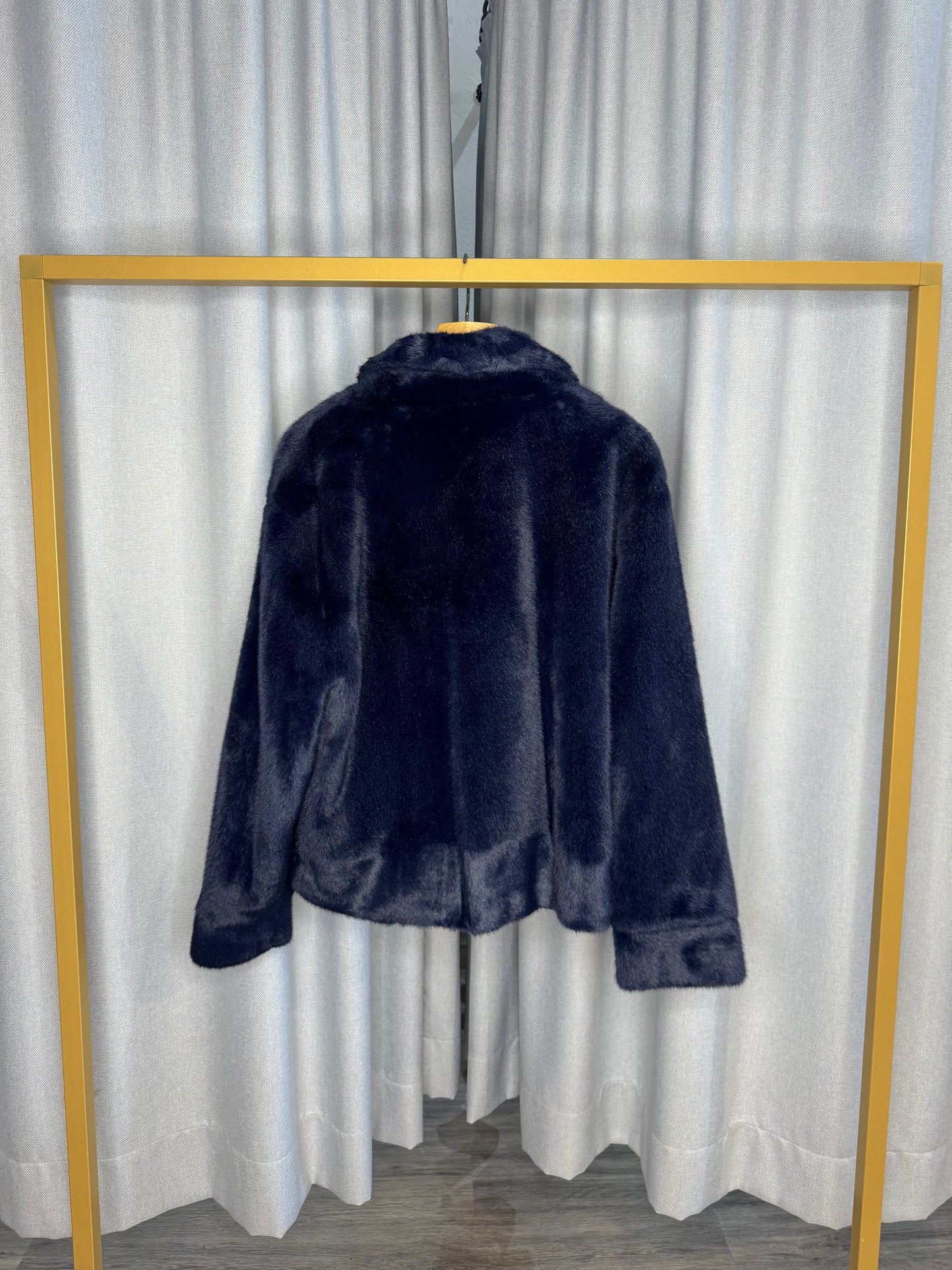 Anonyme Felljacke in blau