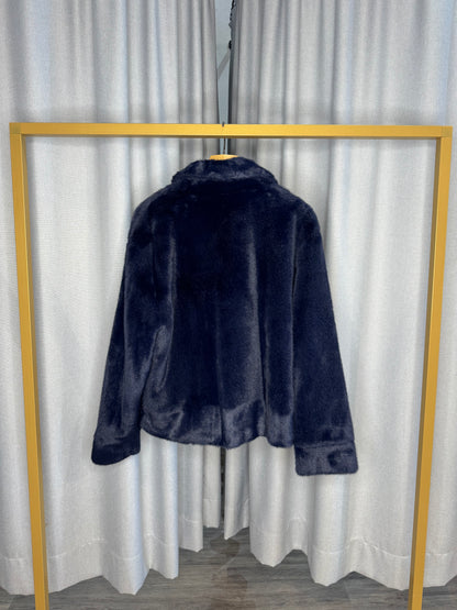 Anonyme Felljacke in blau