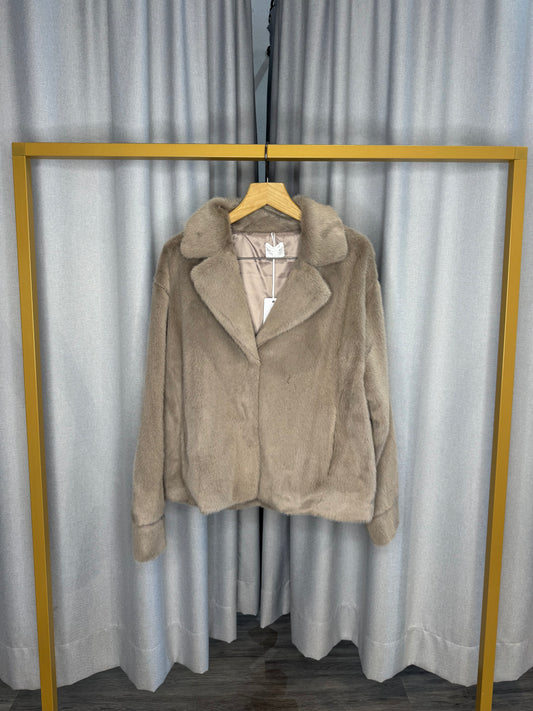 Anonyme Felljacke in beige