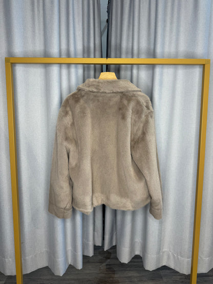 Anonyme Felljacke in beige