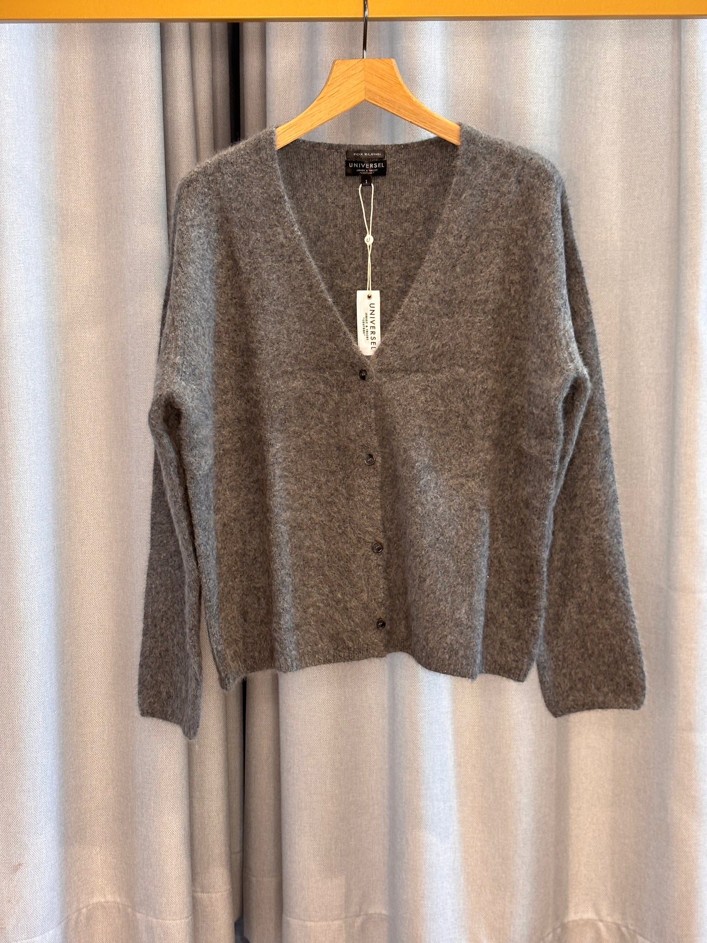 Universel graue Wollstrickjacke