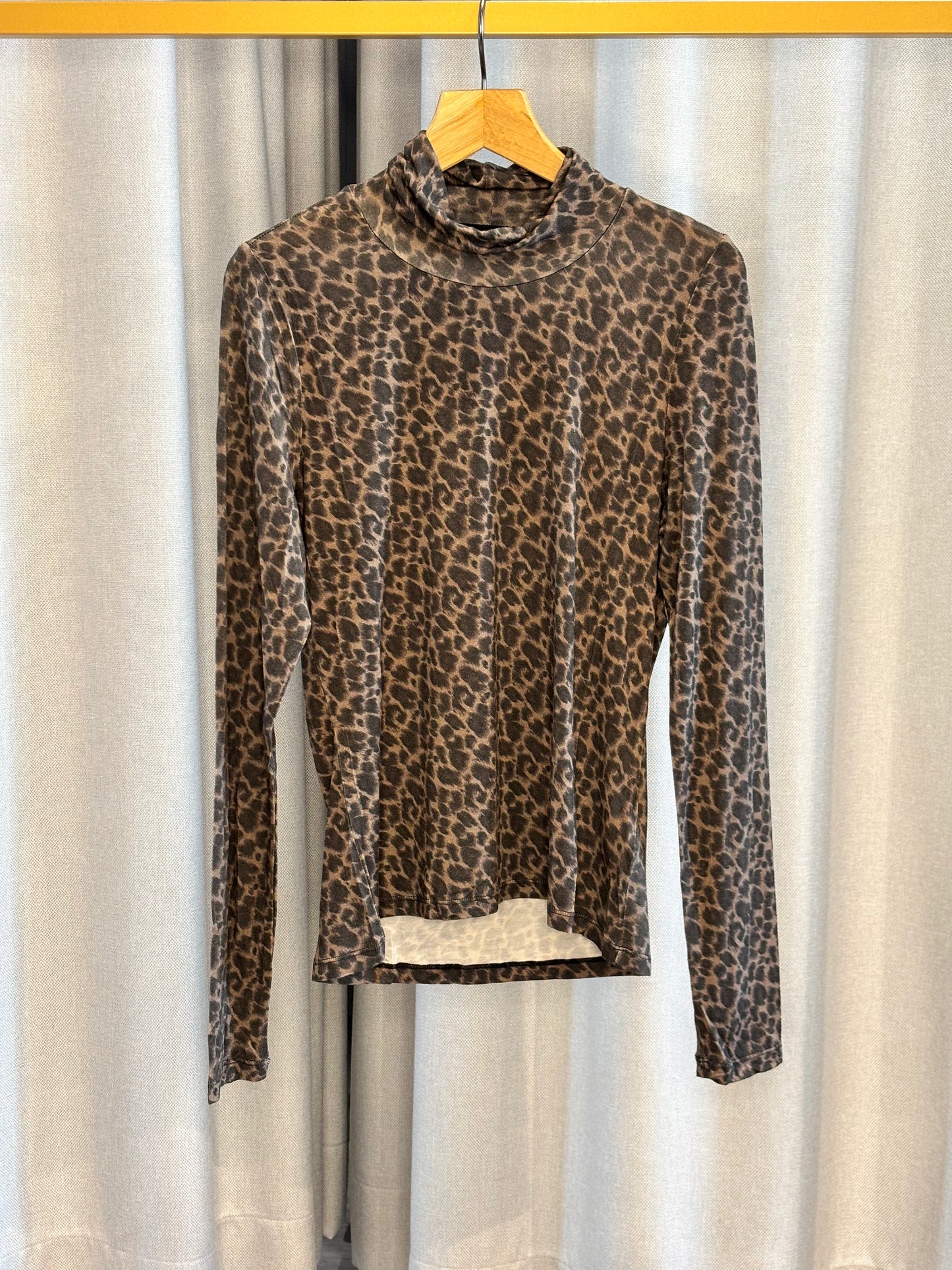 With Black Leo-Rollkragen-Shirt