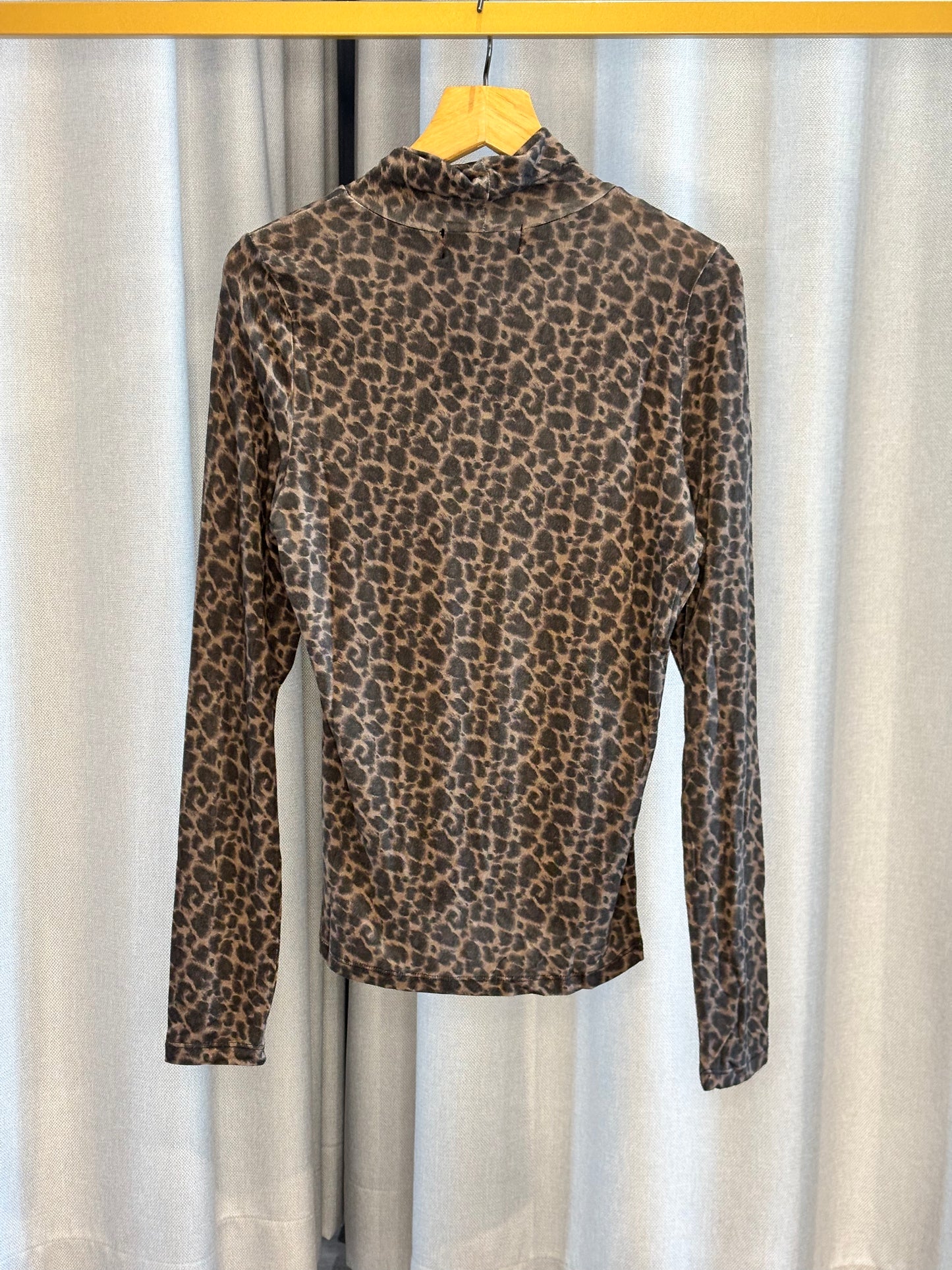 With Black Leo-Rollkragen-Shirt