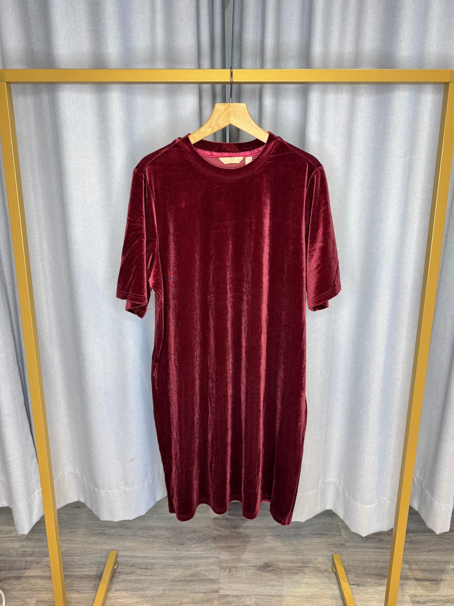 Culture rotes Samtkleid