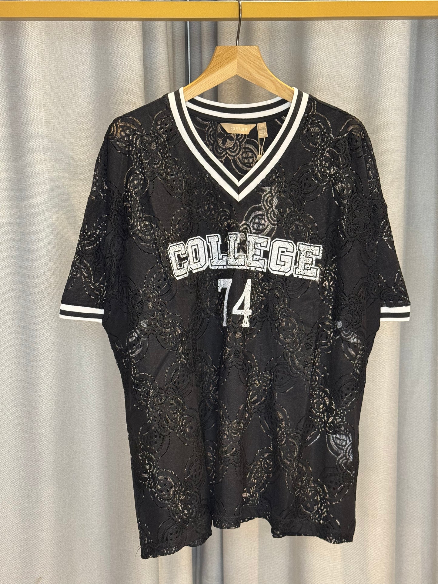 Culture schwarzes College Shirt