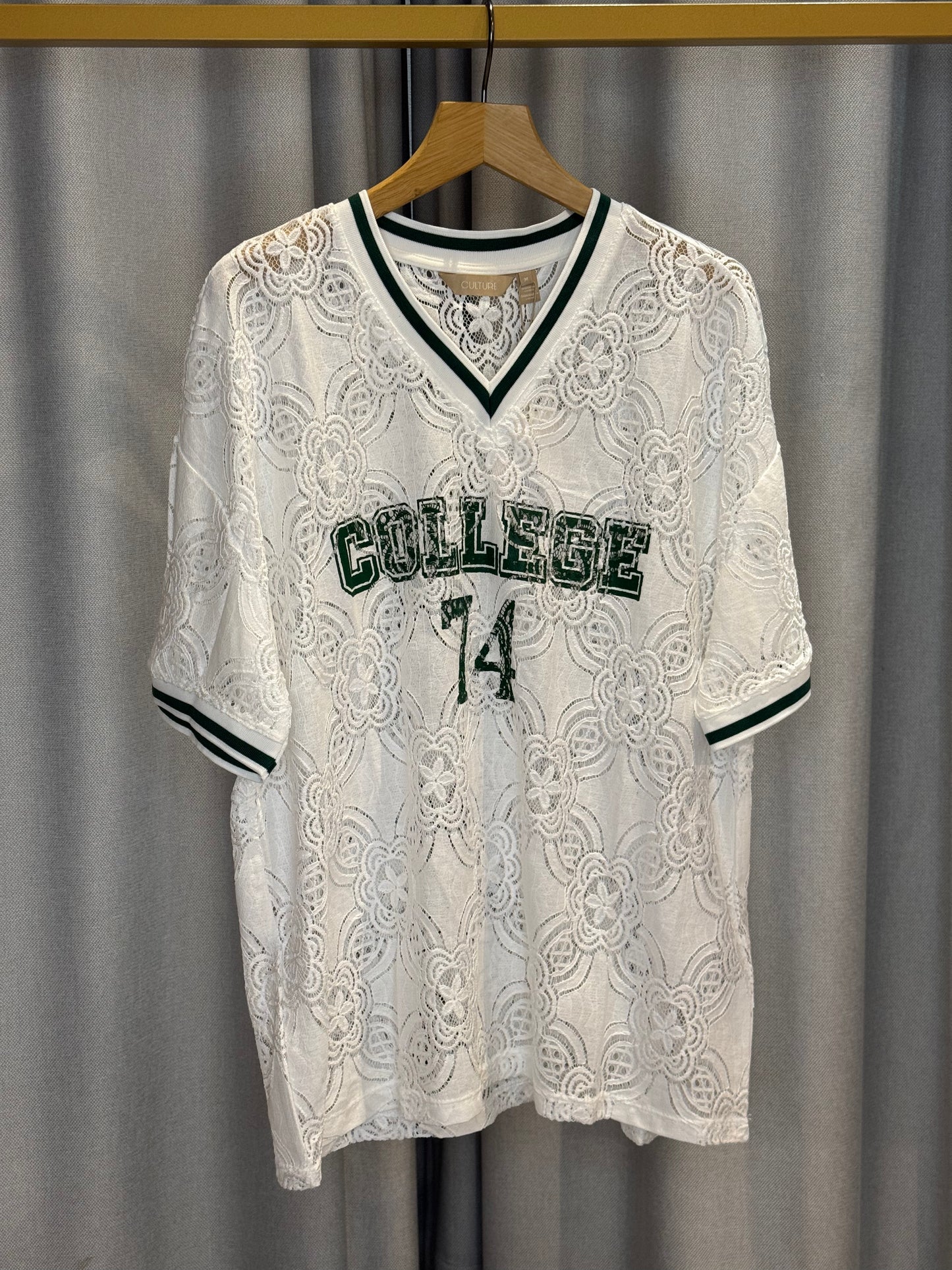 Culture weißes Collegeshirt