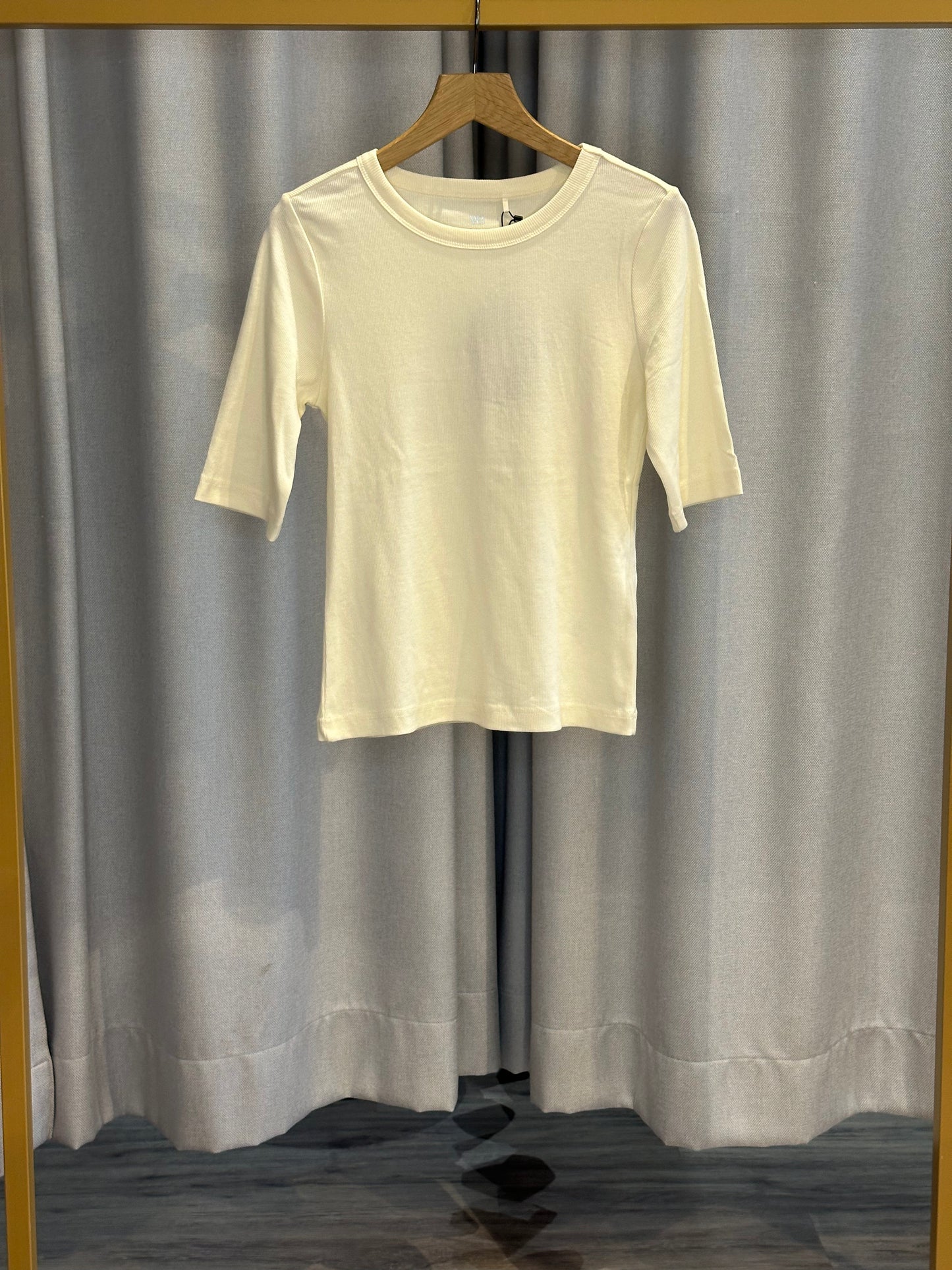 With Black Rippshirt