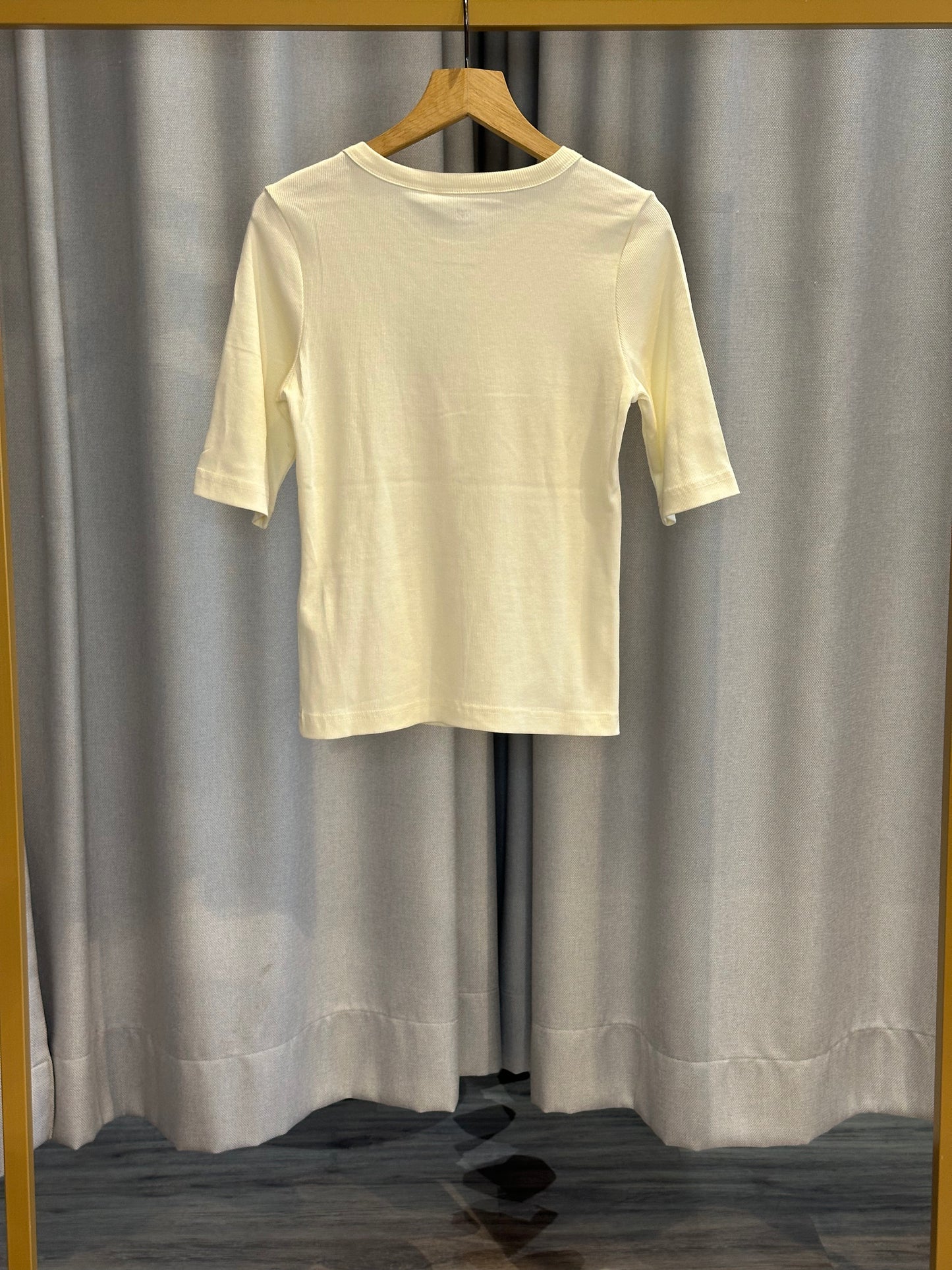 With Black Rippshirt