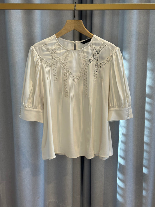 With Black Bluse im creme Ton