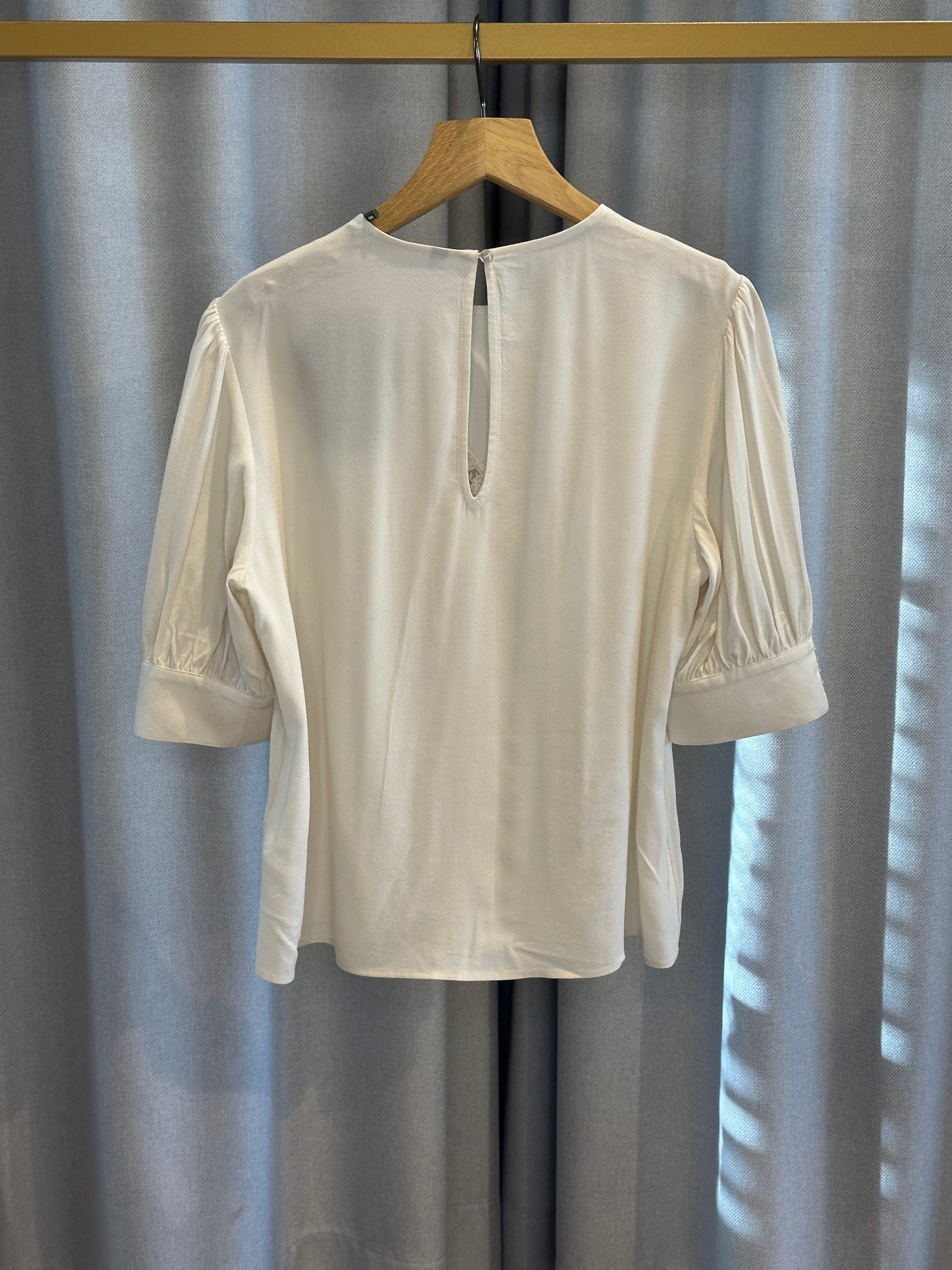 With Black Bluse im creme Ton