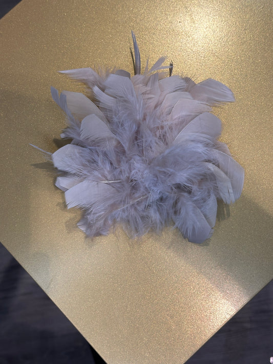 Vido Federbrosche in beige